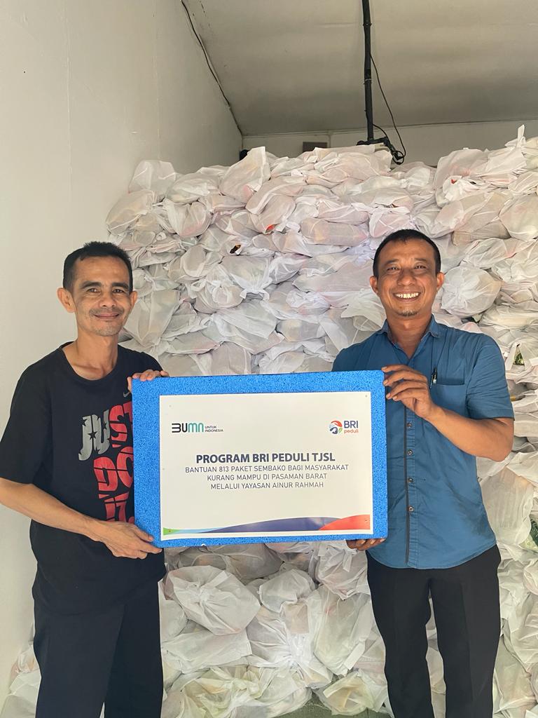 Pimpinan Cabang BRI Ujung Gading R. Erik Mulyadin saat menyerahkan Sembako.