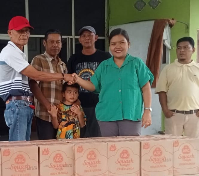 Jelang Lebaran, PT SBS salurkan Sembako untuk masyarakat sekitar perusahaan.