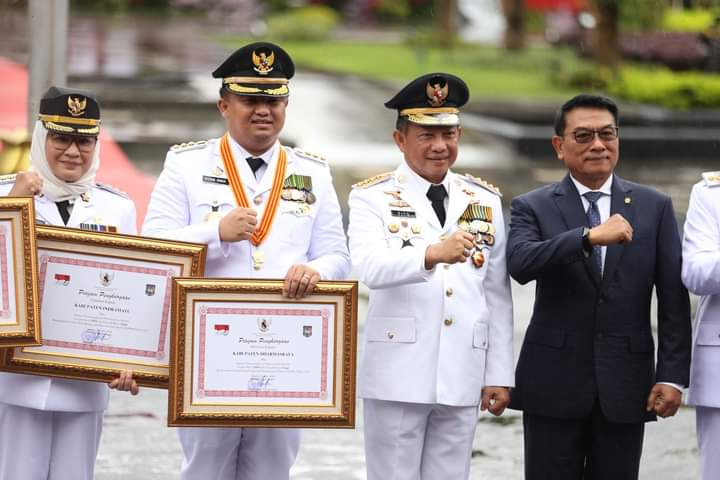 Bupati Dharmasraya Sutan Riska meraih penghargaan kinerja pemerintah kabupaten terbaik dari Presiden Indonesia, Joko Widodo.
