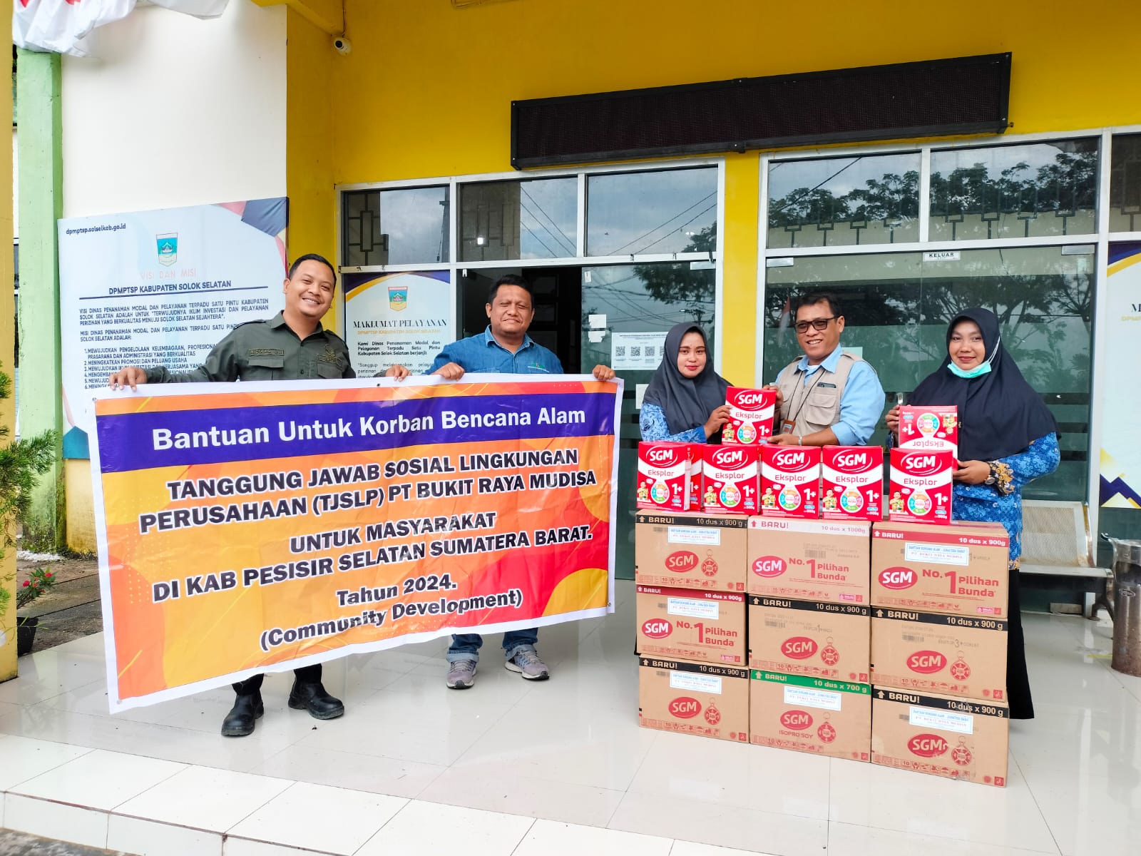 PT Bukit Raya Mudisa serahkan bantuan bagi korban banjir bandang di Pessel.