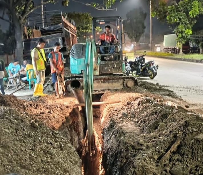 Proses pengerjaan infrastruktur Perumda Air Minum Kota Padang di kawasan Selatan Kota Padang.
