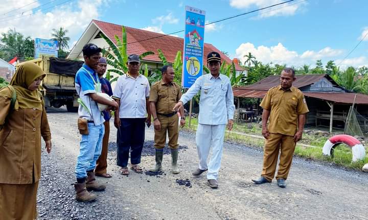 Wakil Bupati Pasaman Barat, Risnawanto, Senin (29/4/2024) meninjau langsung progres pembangunan jalan Lapau Tempurung-Sumber Agung Tandikek Kecamatan Kinali.