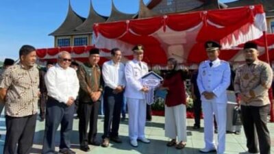 Bupati Pasbar menyerahkan kunci rehab rumah bantuan CSR Wilmar Group.