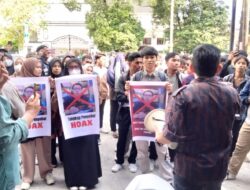 Puluhan Mahasiswa Gelar Demo di Klinik Kecantikan Milik dr. Richard Lee