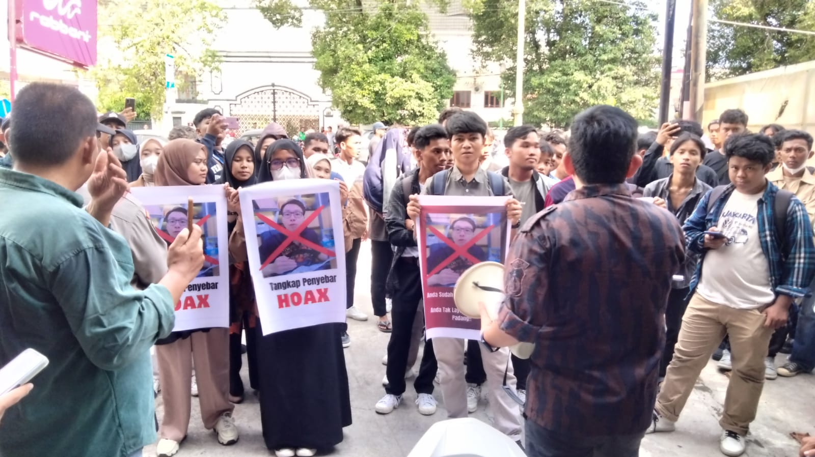 Puluhan Mahasiswa Gelar aksi demo di klinik kecantikan Milik dr. Richard Lee di Jalan Proklamasi, Padang.