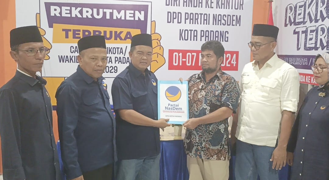 Kembalikan formulir, dokter Herman Anwar berharap di usung NasDem di Pilkada Padang.