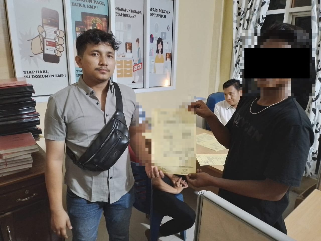 Sebanyak 8 tersangka pengrusakan kantor dan perumahan PT TKA diperiksa Polres Dharmasraya.