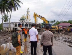 Bupati Dharmasraya Langsung Pimpin Penyerahan Bantuan Korban Galodo Tanahdatar