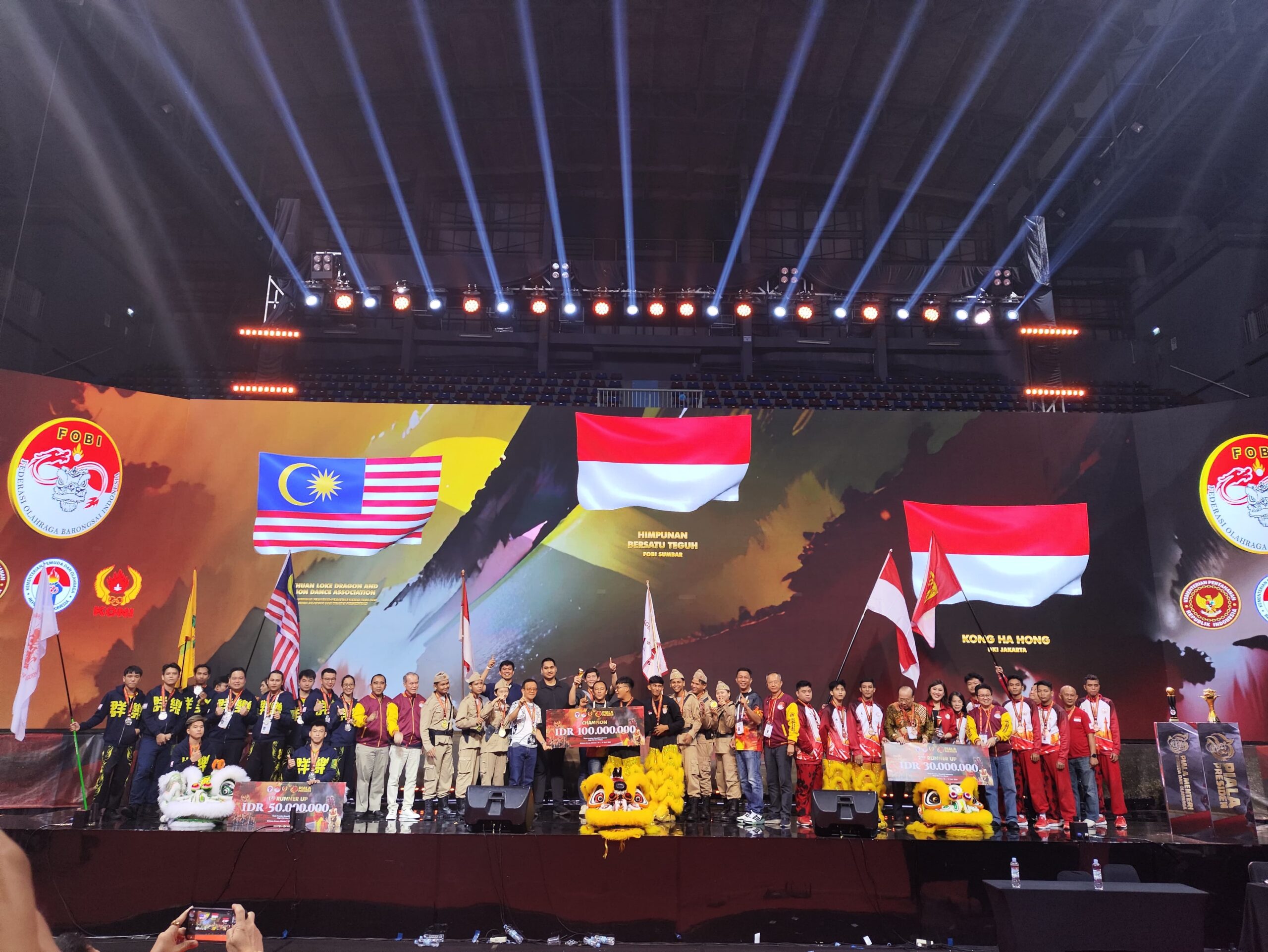 Tim Federasi Olahraga Barongsai (FOBI) Sumatera Barat yang di wakili oleh Tim Bersatu Teguh tampil sebagai juara pertama pada kejuaraan dunia Barongsai 2024 bertajuk FOBI World Barongsai Championship 2024.