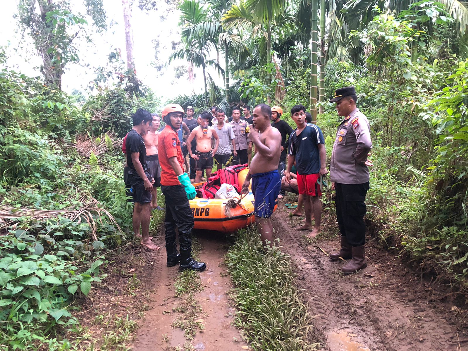 Proses evakuasi korban hanyut oleh tim.