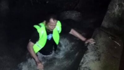 Petugas Perumda AM Padang berjibaku memperbaiki jaringan pasca rusak akibat intensitas hujan tinggi.