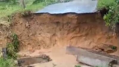 Jembatan di Nagari Timpeh putus akibat hujan deras, aktivitas warga pun terganggu.