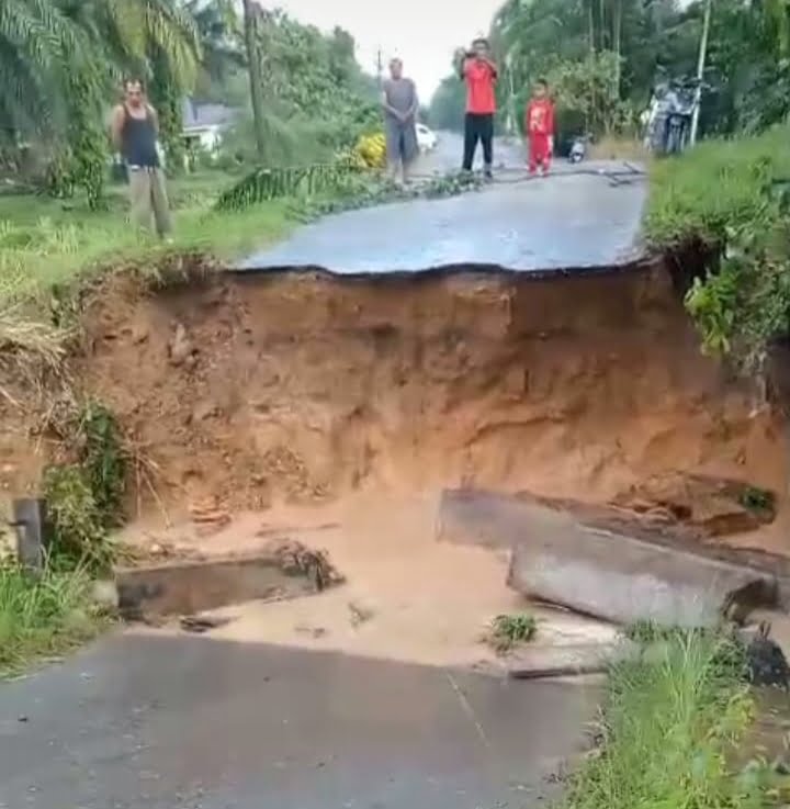 Jembatan di Nagari Timpeh putus akibat hujan deras, aktivitas warga pun terganggu.