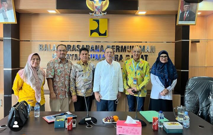 Direktur Air Minum Kementerian PUPR, Ir Anang Muchlis bersama Kepala BPPW Sumbar berfoto bersama jajaran direksi Perumda AM Padang.