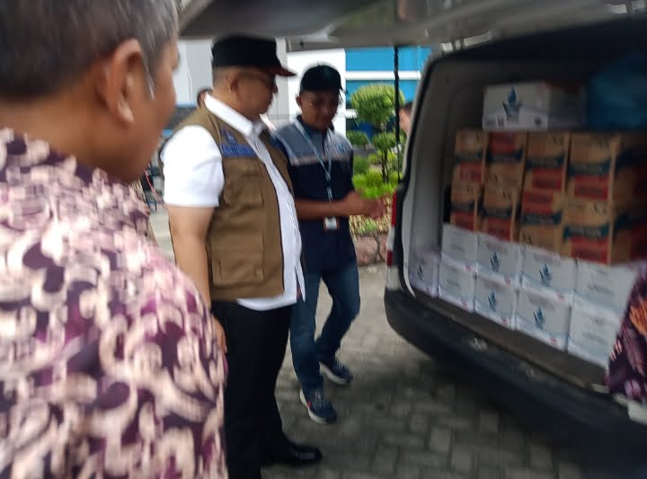 PJ Walikota Padang, Andree Algamar menyaksikan Sembako bantuan.
