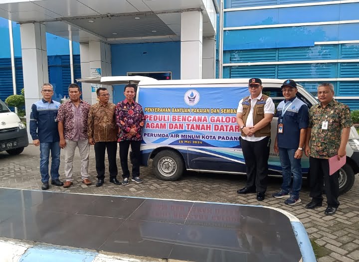 Pj Wako Padang, Direktur Utama Perumda AM Padang Hendra Pebrizal, jajaran Direksi dan Dewas Berfoto bersama di depan mobil pengantar bantuan.