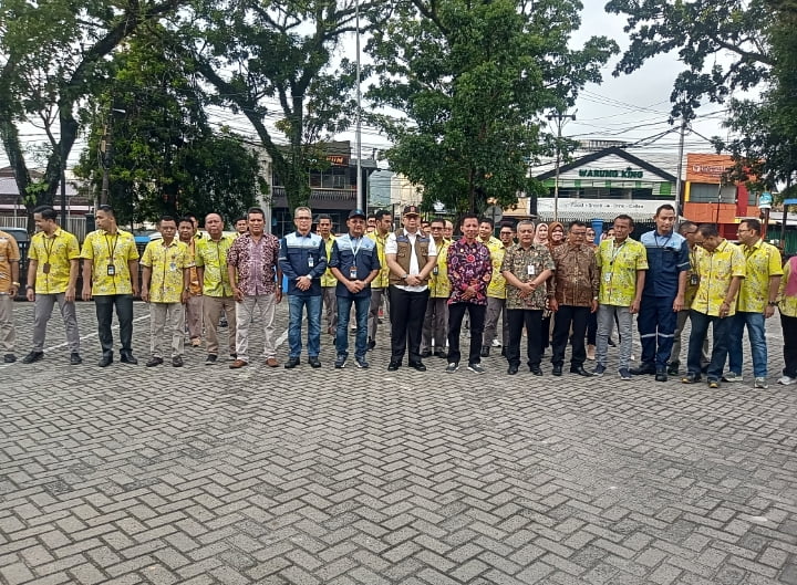Pj Wako Andree Algamar, Direktur Utama Perumda AM Padang, Hendra Pebrizal, jajaran direksi berfoto bersama karyawan Perumda AM Padang saat mengikuti Apel penyerahan bantuan.
