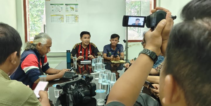 Waketum V KONI Sumbar, Septris Yonaldi di dampingi Kabid Humas Arief Kamil saat konferensi pers dengan wartawan.