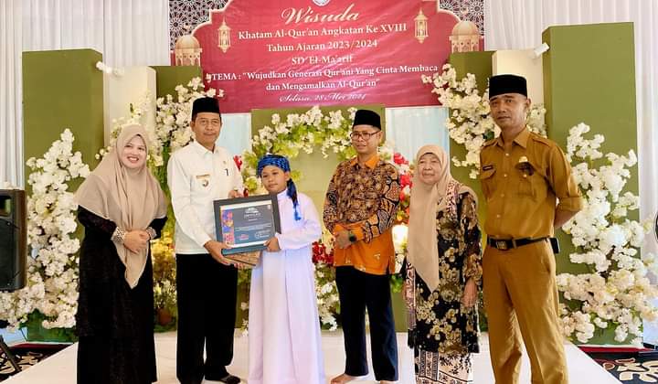 Wabup Pasbar, Risnawanto saat hadiri wisuda khatam Al Quran angkatan ke-XVIII SD El- Ma'arif.