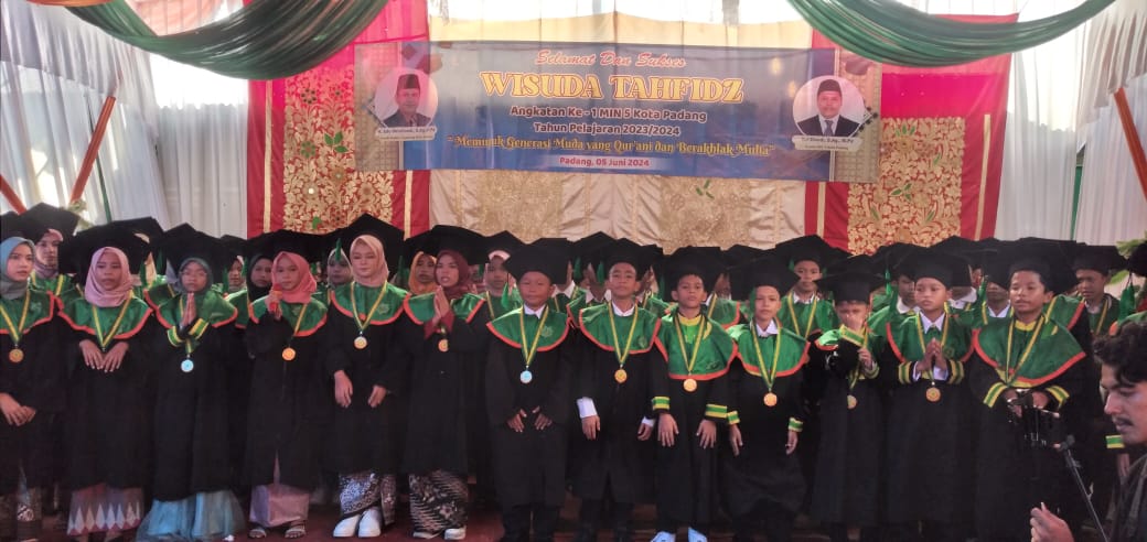 Sebanyak 77 wisudawan ikuti wisuda Tahfidz perdana MIN 5 Padang.