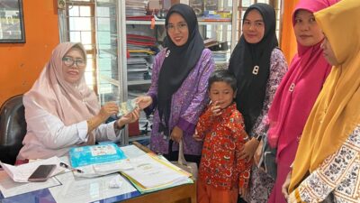 Pemnag Salido Serahkan Intensif Guru dan Kader