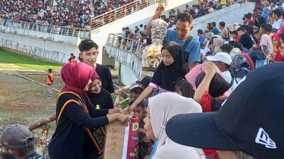 Duta Uda Uni Dharmasraya saat mengumpulkan donasi.