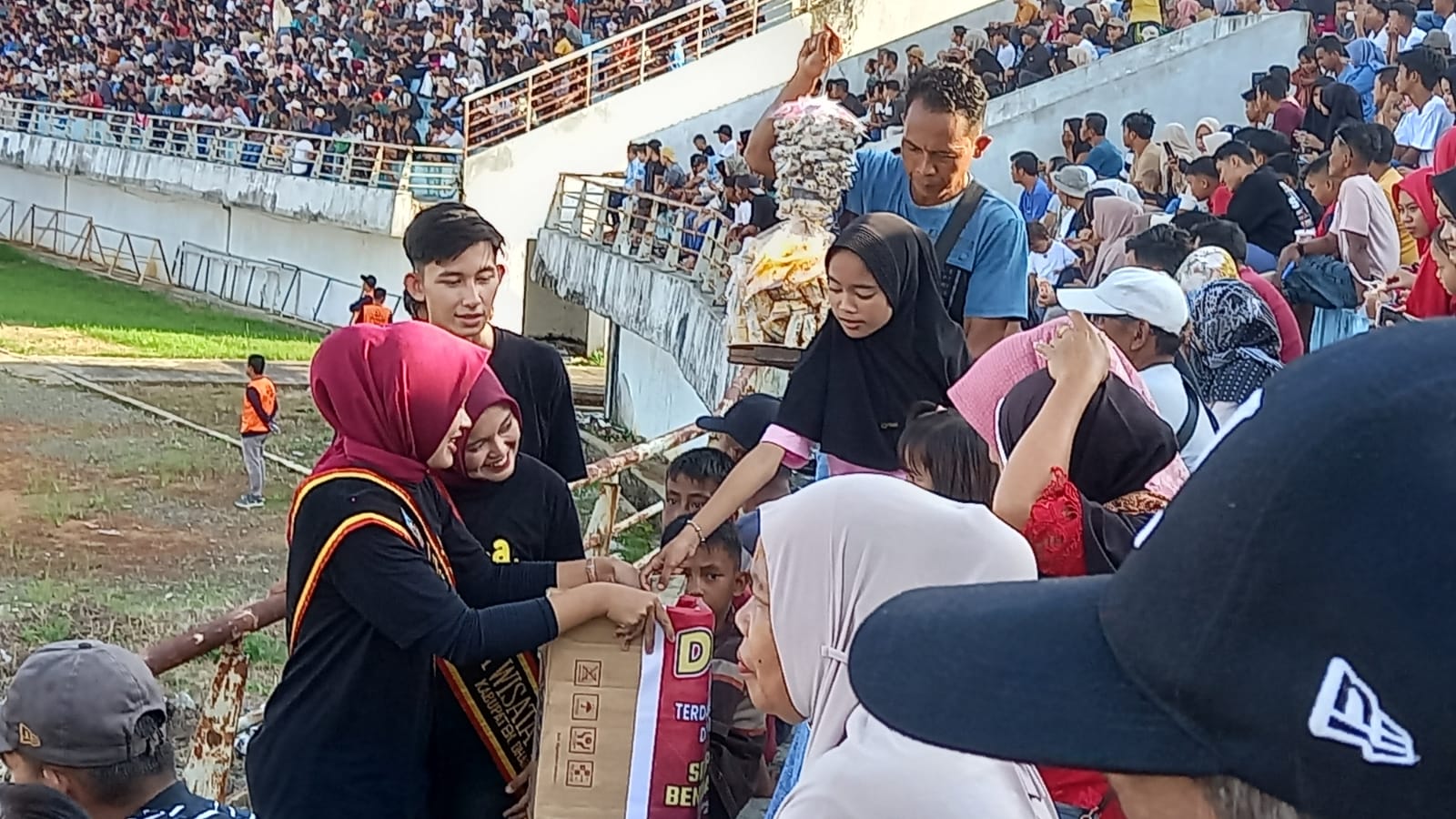 Duta Uda Uni Dharmasraya saat mengumpulkan donasi.