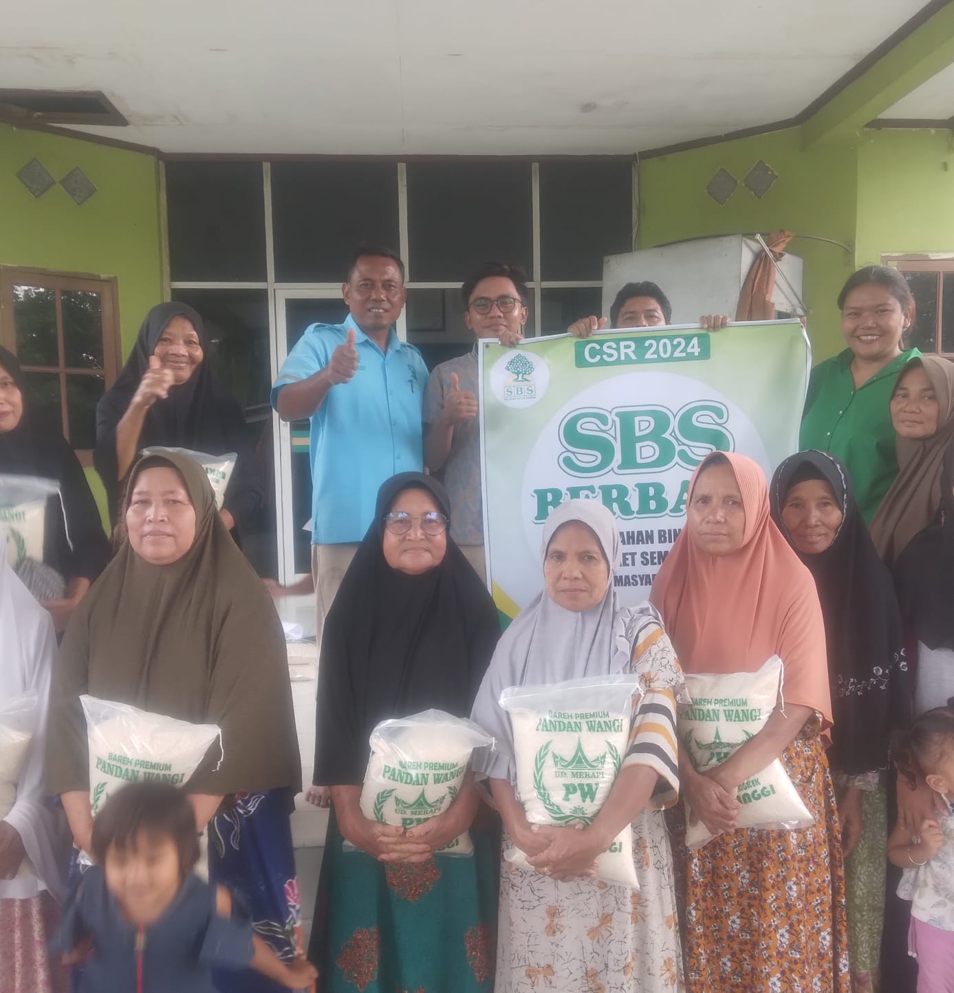 Masih di suasana Idul Adha, PT SBS Kinali bagikan paket Sembako kepada masyarakat sekitar perusahaan.