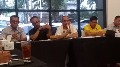 Ketua KONI Sumbar, Ronny Pahlawan bersama Kadispora Sumbar, Maifrizon pada briefing Satgas KONI Sumbar, Sabtu (1/6/2024). 