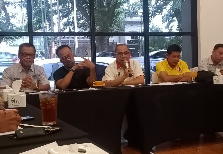 Ketua KONI Sumbar, Ronny Pahlawan bersama Kadispora Sumbar, Maifrizon pada briefing Satgas KONI Sumbar, Sabtu (1/6/2024). 