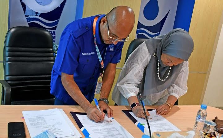 Dirut Perumda AM Padang Hendra Pebrizal saat menandatangani MoU dengan BPKP Sumatera Barat.