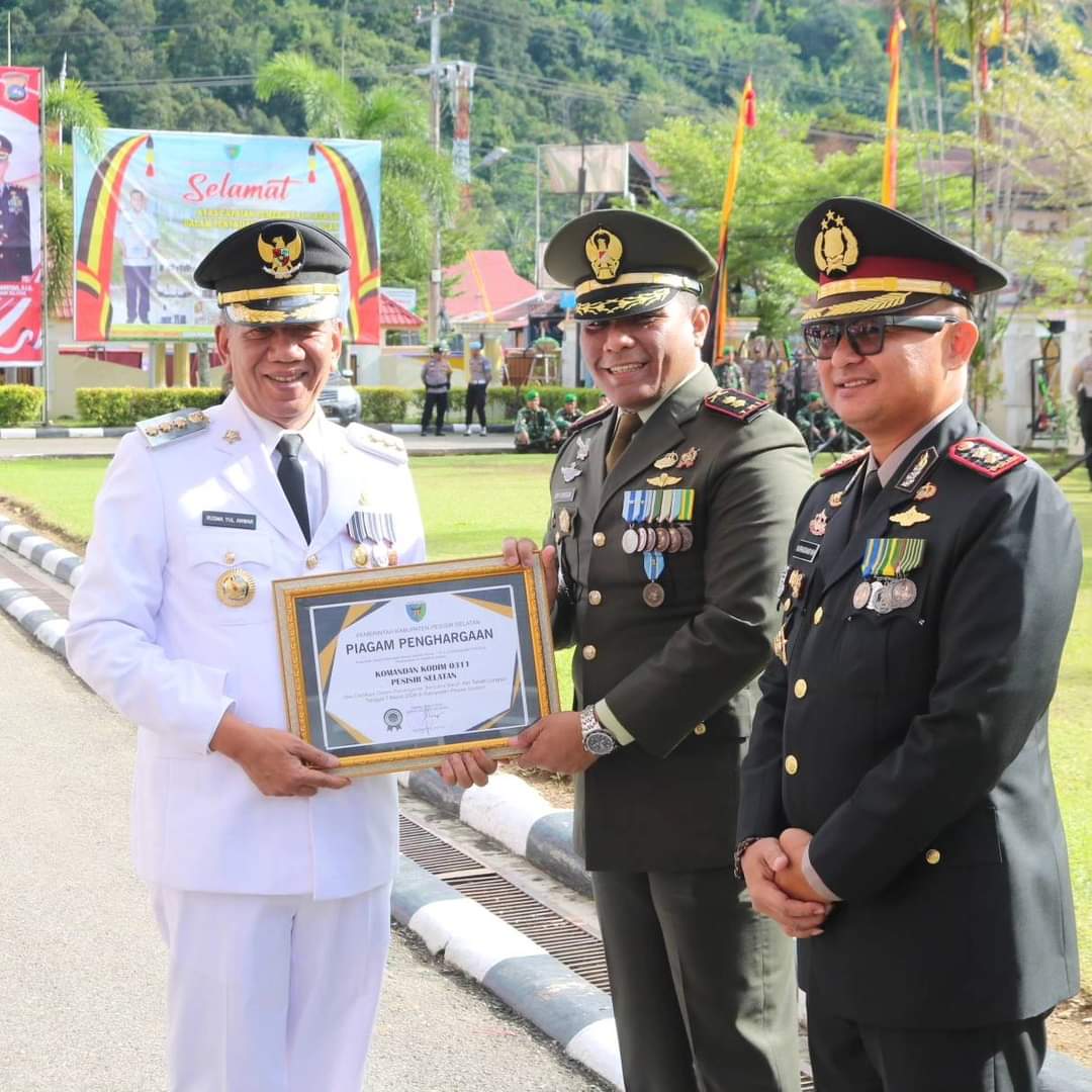 Pada momentum HUT Bhayangkara ke 78, Dandim 0311 Pessel menerima penghargaan dari Bupati.