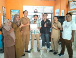 Ketua Pokdarwis Anak Salido Serahkan Piagam Penghargaan ADWI 2024 ke Pemnag Salido