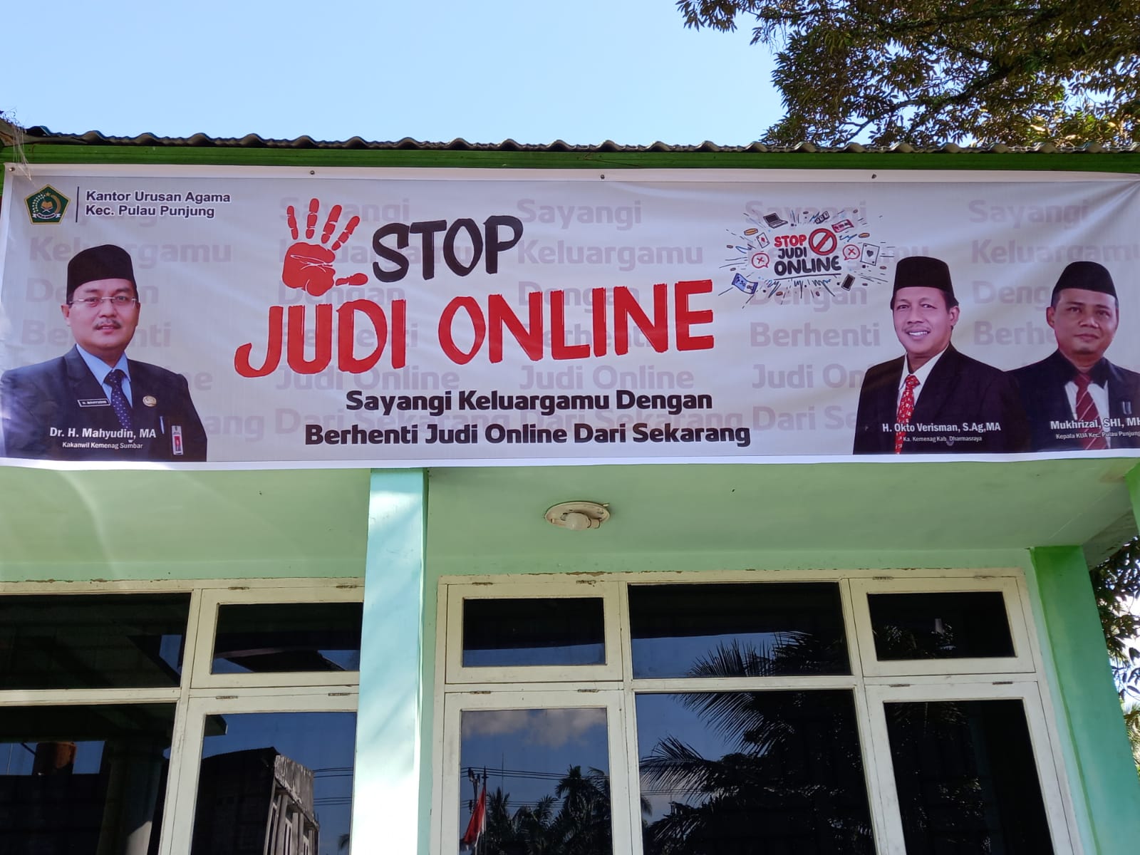Spanduk perang terhadap judi online terpasang di berharap penjuru Kabupaten Dharmasraya.