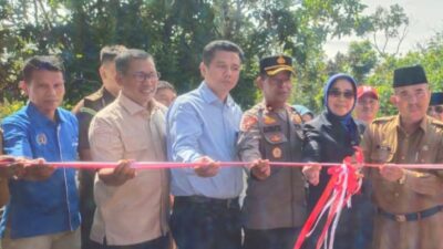 Sekda Adlisman (tiga kanan), Wail Ketua DPRD Adi Gunawaan (dua kanan), dan Kajari Ariana Juliastuty (lima kiri) saat pemotongan pita dimulainya pembukaan Adhyaksa Fair Kejari Dharmasraya, di Halaman Kejaksaan setempat