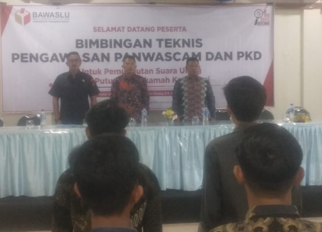 Bawaslu Pasaman Barat memberikan pembekalan kepada Panwaslu kecamatan.