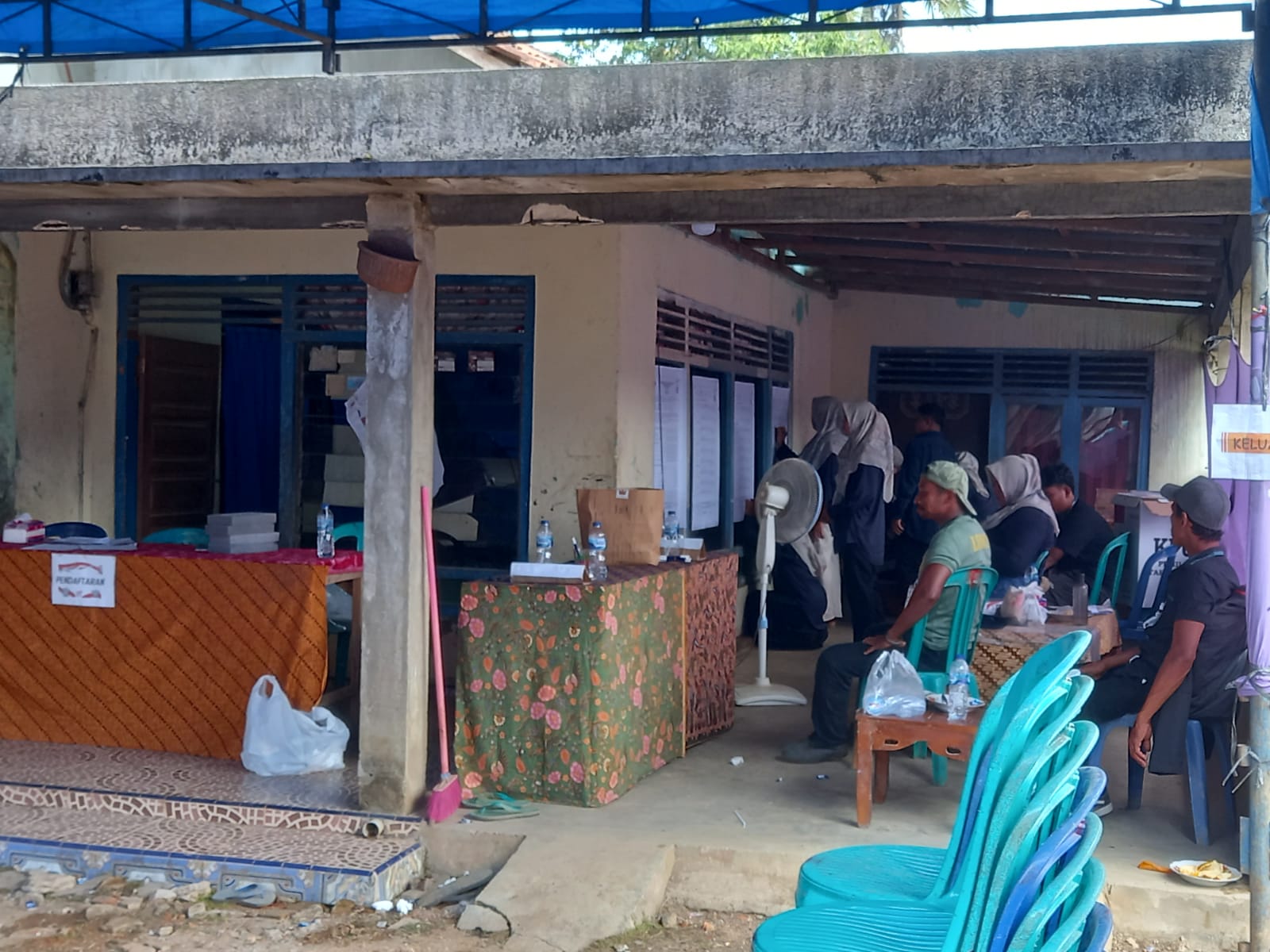 Petugas KPPS TPS 23 Saat melakukan penghitungan suara DPD.