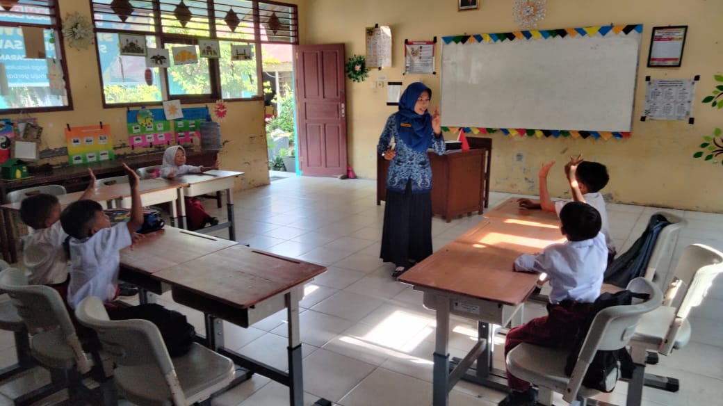 Seperti ruang bimbingan belajar (bimbel), suasana lokal kelas 1 siswa SDN 27 Sawahan Dalam hanya diisi sebanyak 6 orang.