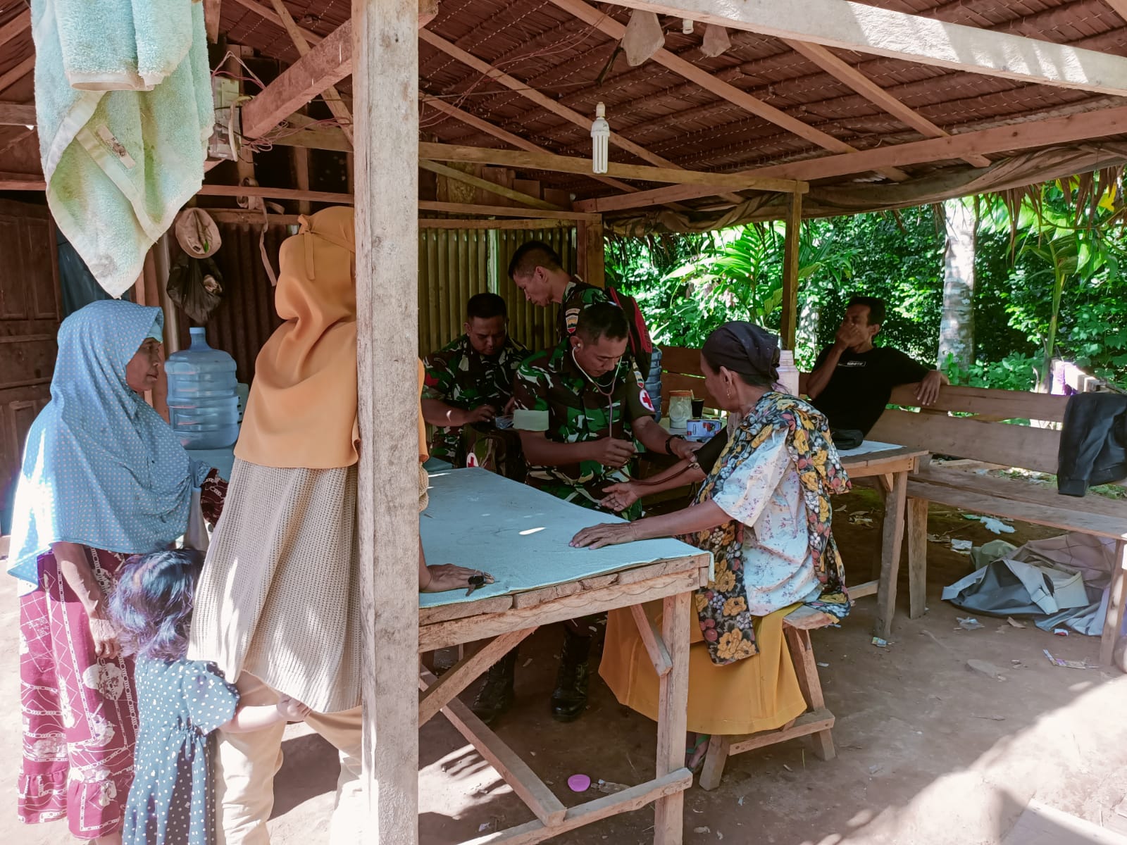 Tim Satgas TMMD Kodim 0311 Pessel berikan pelayanan kesehatan gratis.