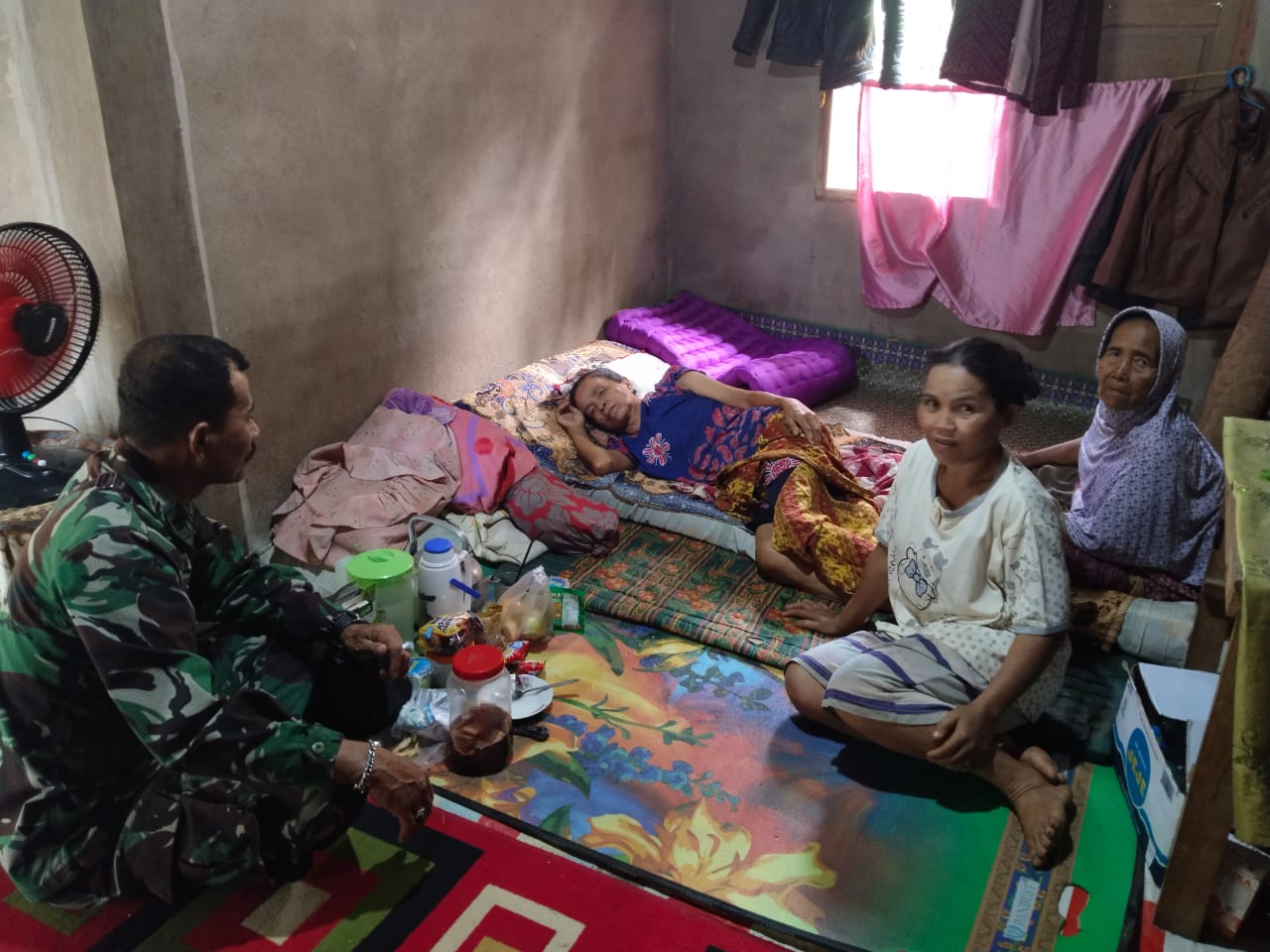 Anggota Satgas TMMD Kodim 0311 Pessel menjenguk warga yang sedang sakit.