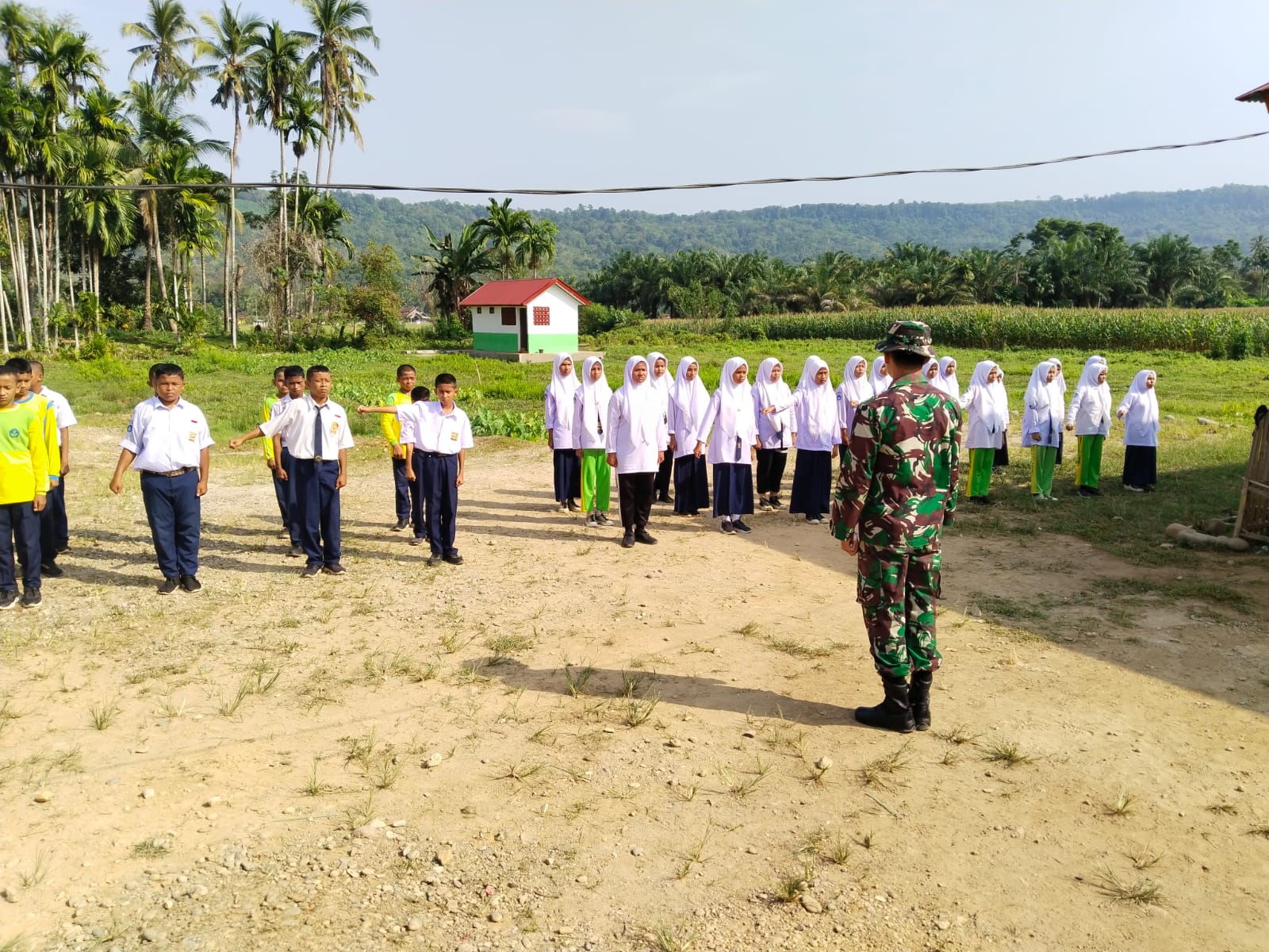 Tanamkan disiplin, Satgas TMMD latih PBB pelajar SMP 06 Linggo Sari Baganti.