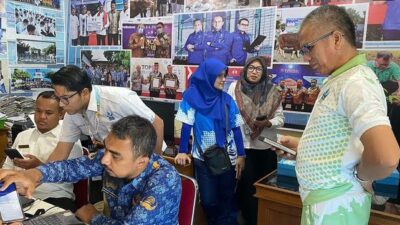 Direktur Umum Perumda AM Padang menyaksikan prosesi pengisian IKD di lingkungan perusahaan.