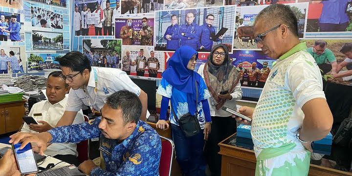 Direktur Umum Perumda AM Padang menyaksikan prosesi pengisian IKD di lingkungan perusahaan.