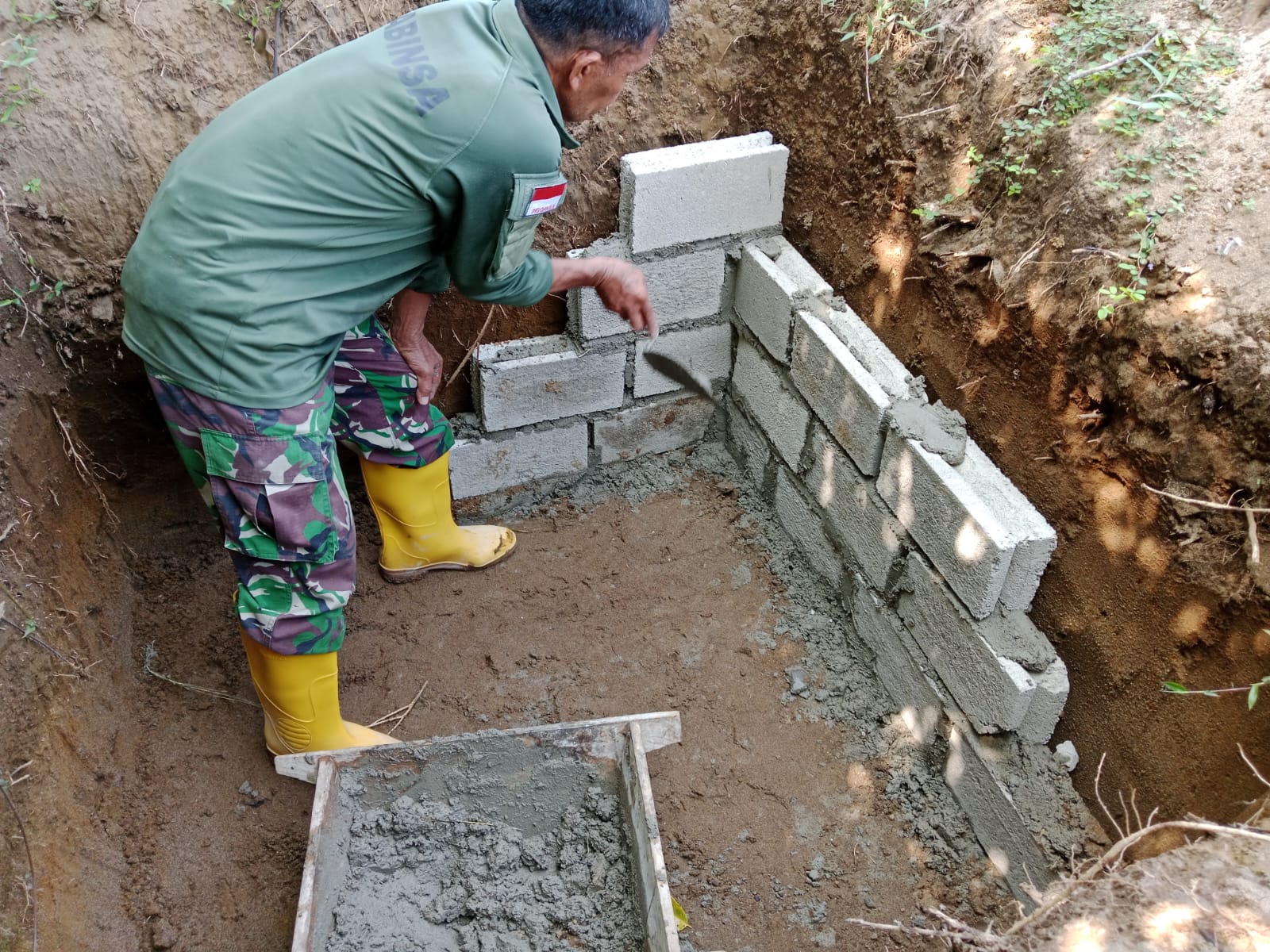 Satgas TMMD Kodim 0311 Pessel melakukan pembangunan MCK masyarakat.