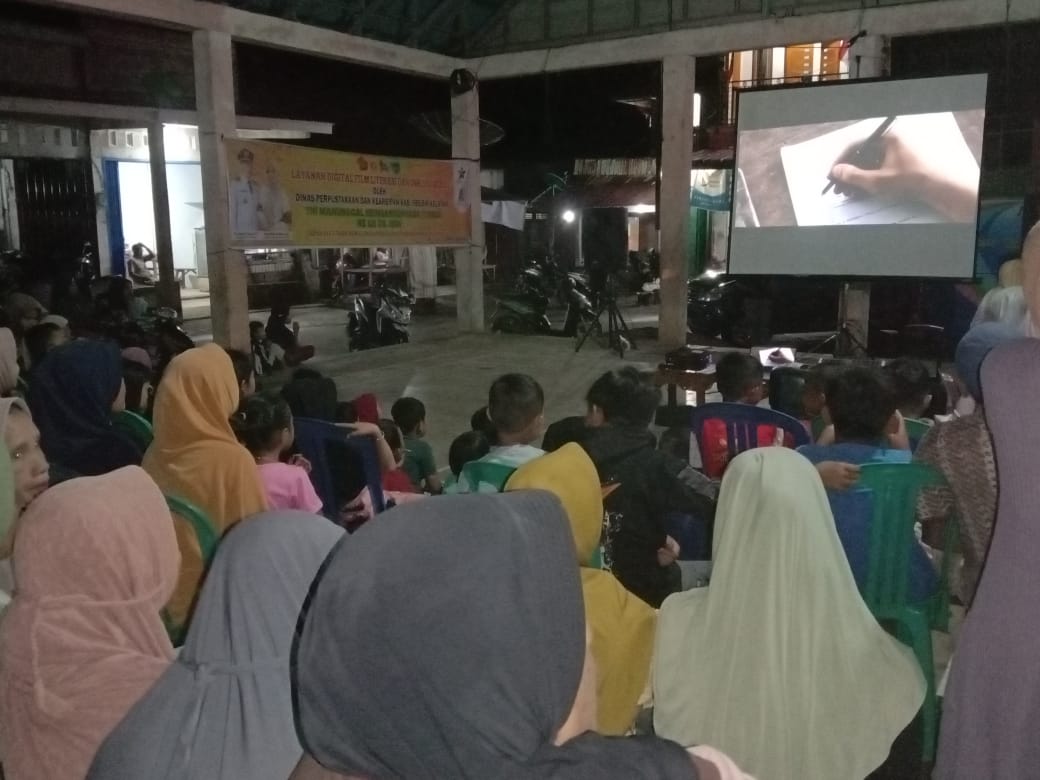 Satgas TMMD ke 121 nonton bareng film Negeri Lima Menara bersama masyarakat dan pelajar.