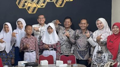 Kepala Dinas Pendidikan Dharmasraya, Boby Perdana Riza (tiga kiri), bersama para guru, dan pelajar yang bakal mengikuti Olimpiade Sains tingkat Nasional.