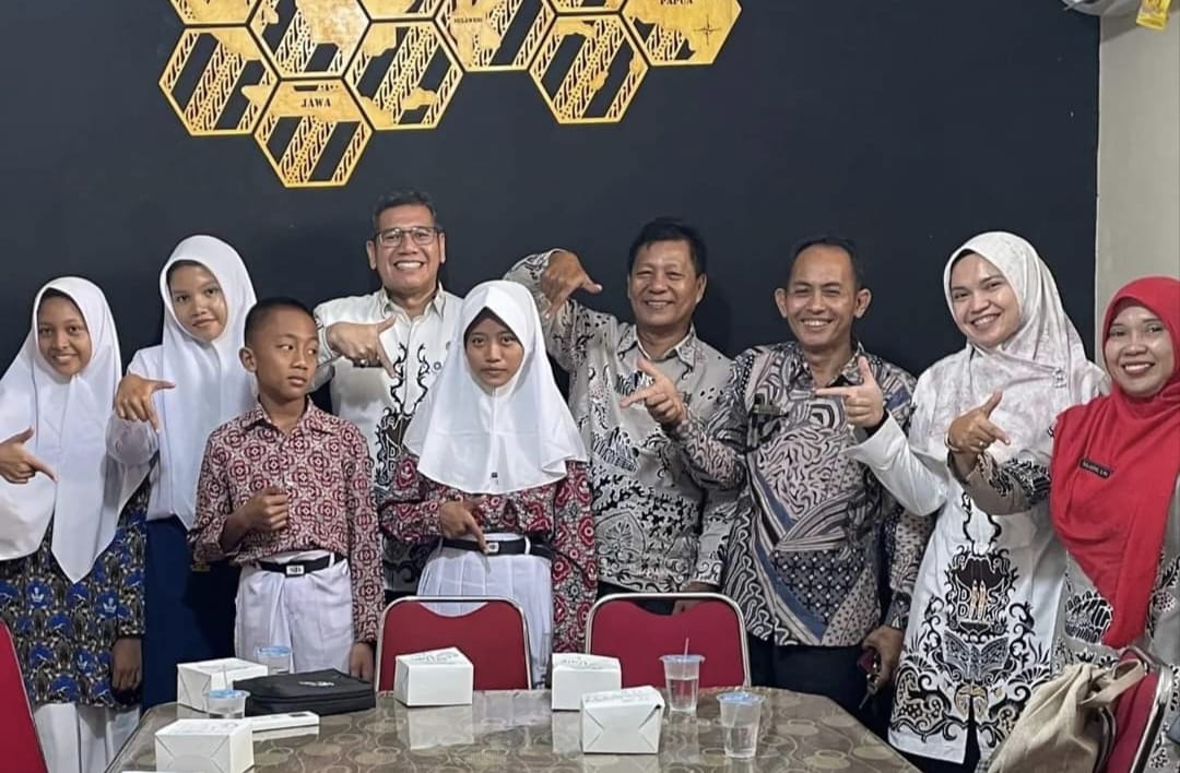 Kepala Dinas Pendidikan Dharmasraya, Boby Perdana Riza (tiga kiri), bersama para guru, dan pelajar yang bakal mengikuti Olimpiade Sains tingkat Nasional.