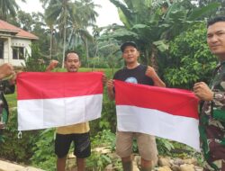 Pupuk Jiwa Nasionalisme dan Cinta Tanah Air, Satgas TMMD-121 Kodim 0311 Pessel Gerakan Pembagian Bendera Merah Putih