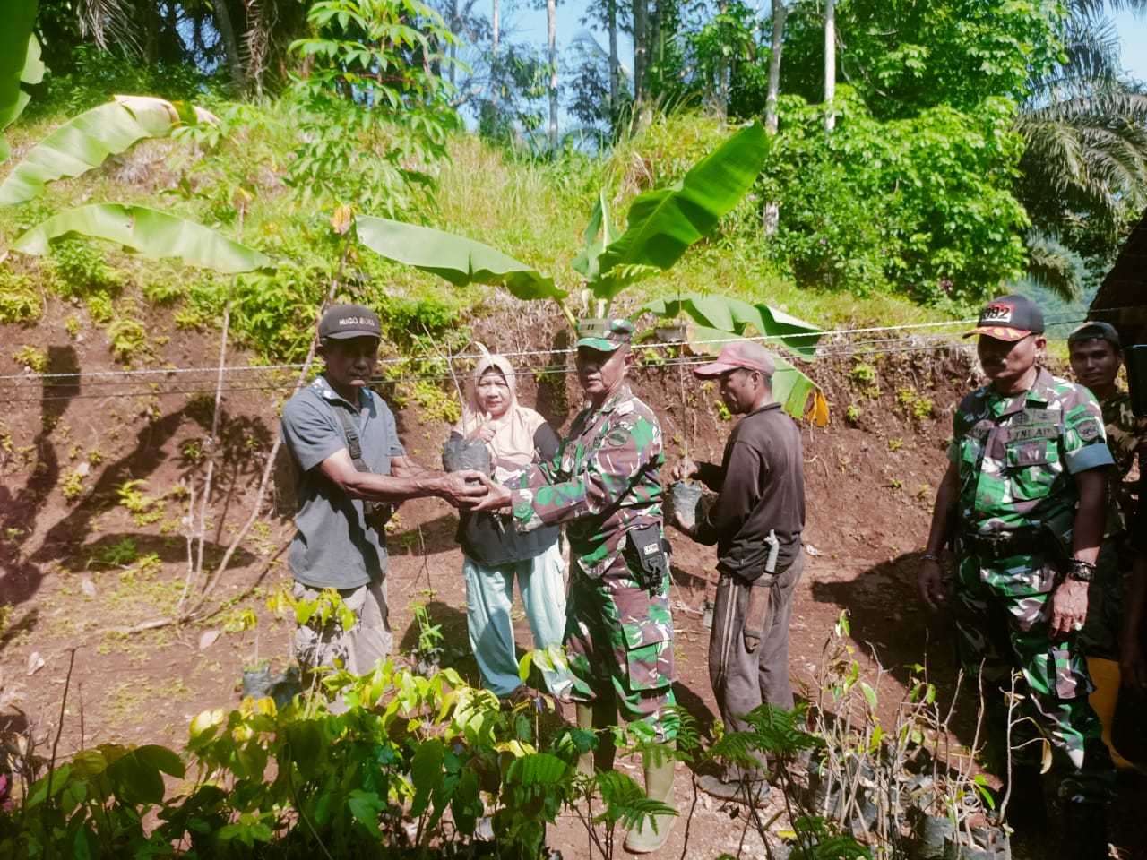 Kemanunggalan Kodim 1008/Tabalong dalam program TNI Manunggal Membangun Desa (TMMD) ke 121 di Nagari Lagan Mudiak Punggasan Kecamatan Linggo Sari Baganti