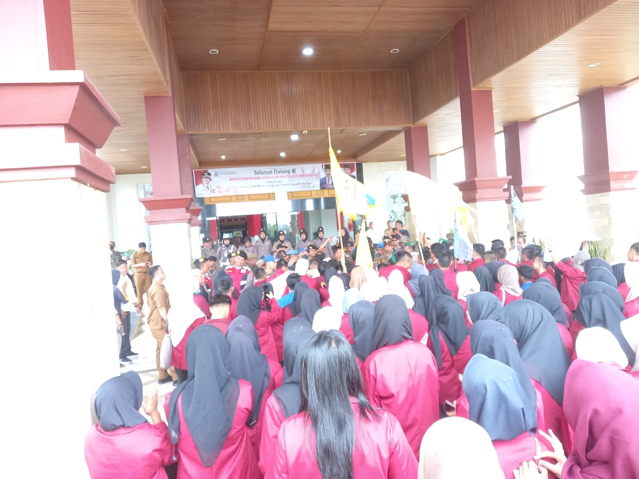 Ratusan mahasiswa geruduk kantor DPRD Dharmasraya terkait UU Pemilihan Kepala Daerah (Pilkada) 2024.